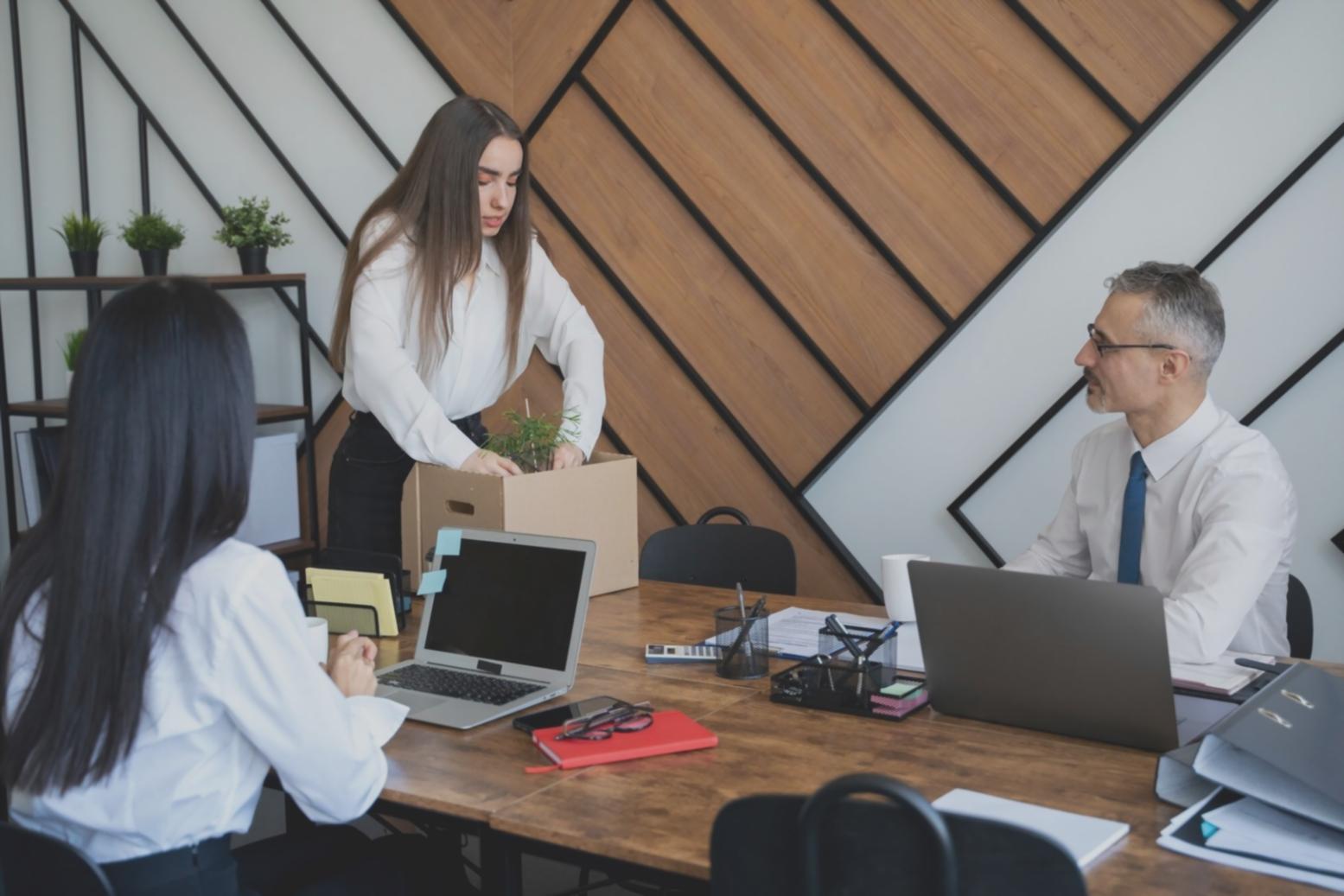 Profesional analizando documentos financieros con calculadora